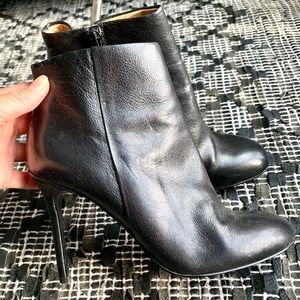 Leather round toe ankle boots 6.5
